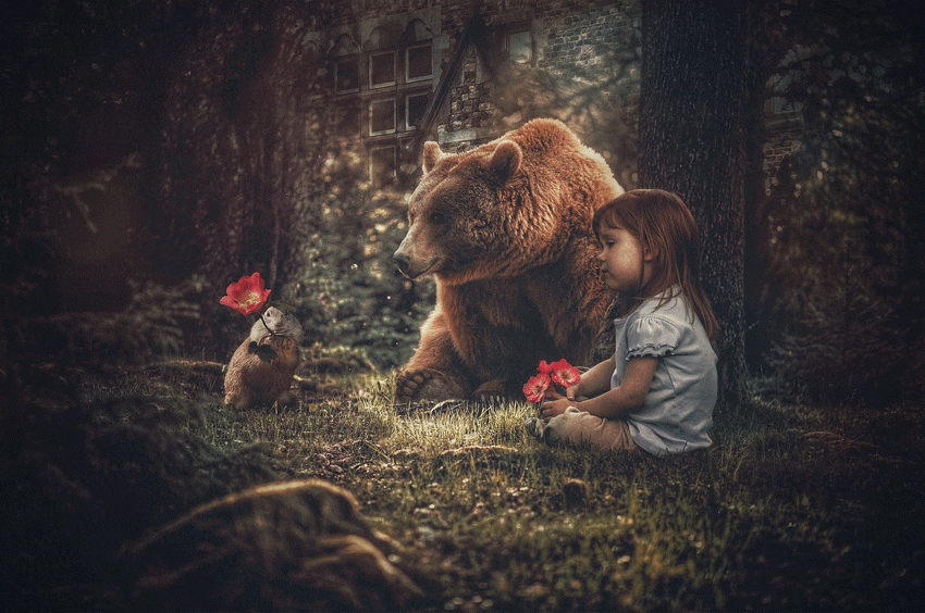 Kind sitzt beim Bären